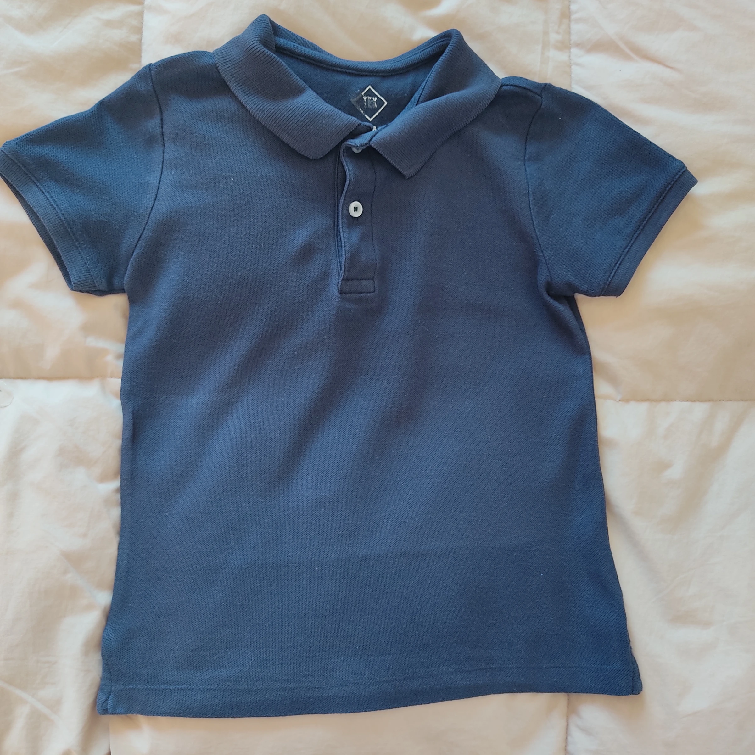 Polo de manga corta azul marino. Talla 5-6 años (116 cm).Tex